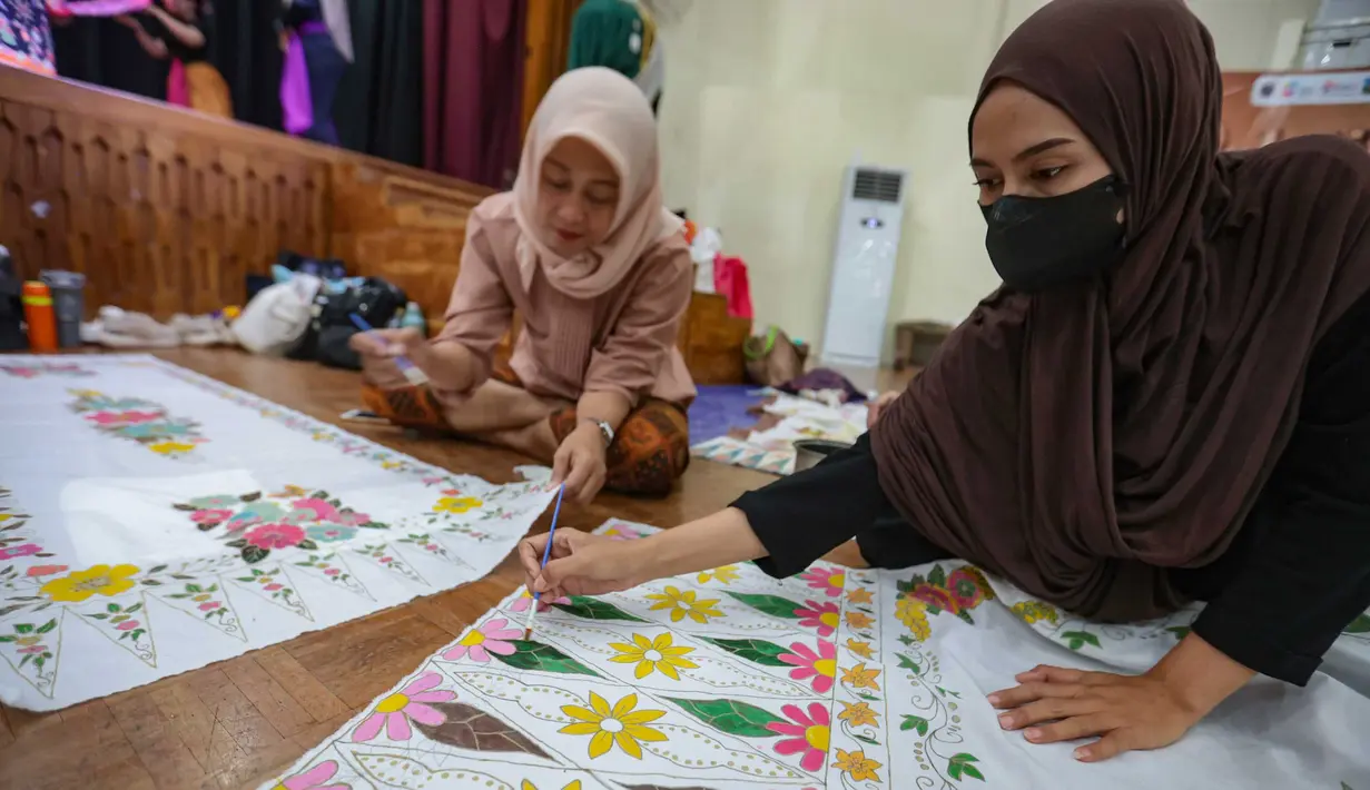 Peserta mengikuti pelatihan seni membatik di Gedung Pusat Pelatihan Seni Budaya (PPSB) Muhammad Mashabi di Jalan KH Mas Mansyur, Kebon Melati, Tanah Abang, Jakarta Pusat, Rabu (01/07/2026). (Kapanlagi.com/ Budy Santoso)