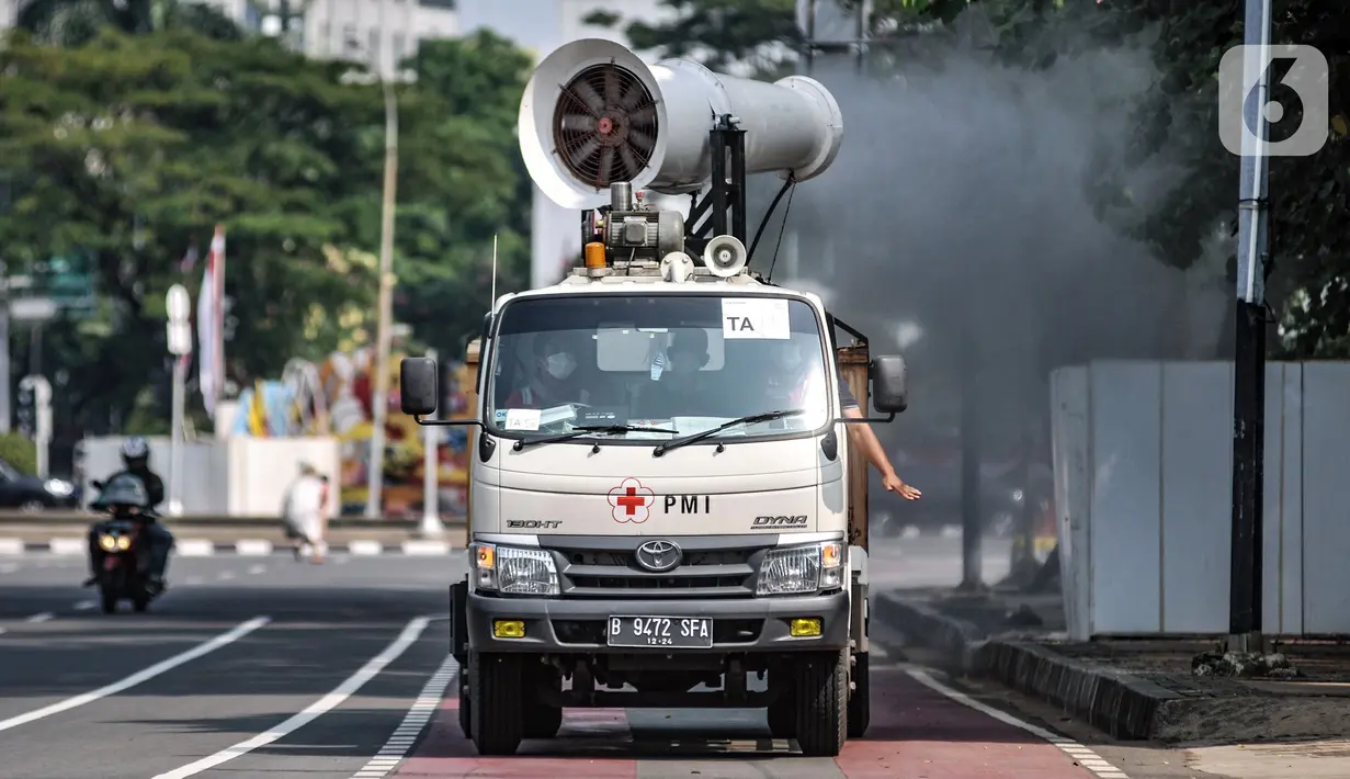 Petugas Palang Merah Indonesia (PMI) menggunakan kendaraan Gunners Spraying saat penyemprotan disinfektan di Jakarta, Selasa (6/7/2021). PMI melakukan penyemprotan disinfektan secara rutin dengan menggunakan kendaraan Gunners Spraying berkapasitas 5.000 liter. (merdeka.com/Iqbal S. Nugroho)