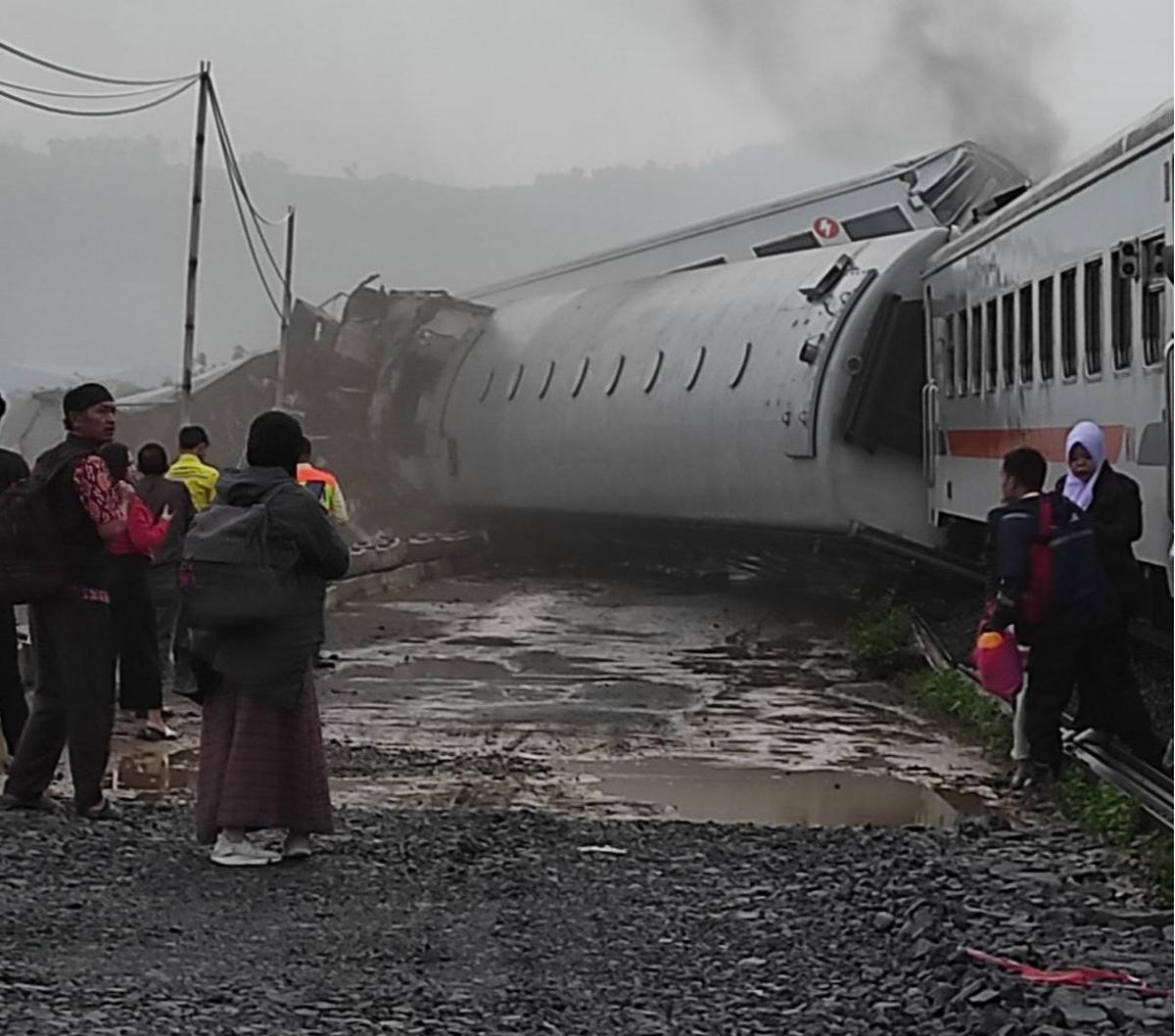 Sebuah video memperlihatkan detik-detik mencekam tabrakan kereta api Turangga dan Commuterline Bandung di Cicalengka-Haurpugur, Bandung.&nbsp;