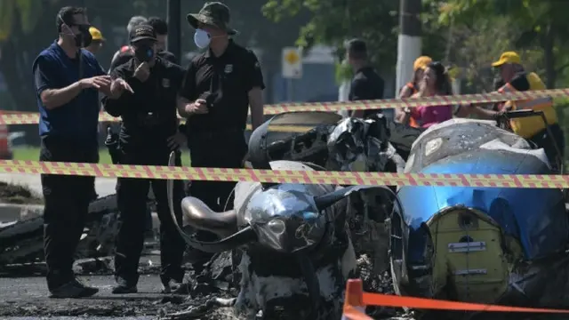 Pesawat kecil jatuh di jalan utama di ibu kota ekonomi Brasil, Sao Paulo. (AFP)