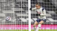 Pemain Tottenham Hotspur Gareth Bale mencetak gol ke gawang Crystal Palace pada pertandingan Liga Inggris di Stadion Tottenham Hotspur, London, Inggris, Minggu (7/3/2021). Tottenham Hotspur melumat Crystal Palace 4-1. (Clive Rose/Pool via AP)