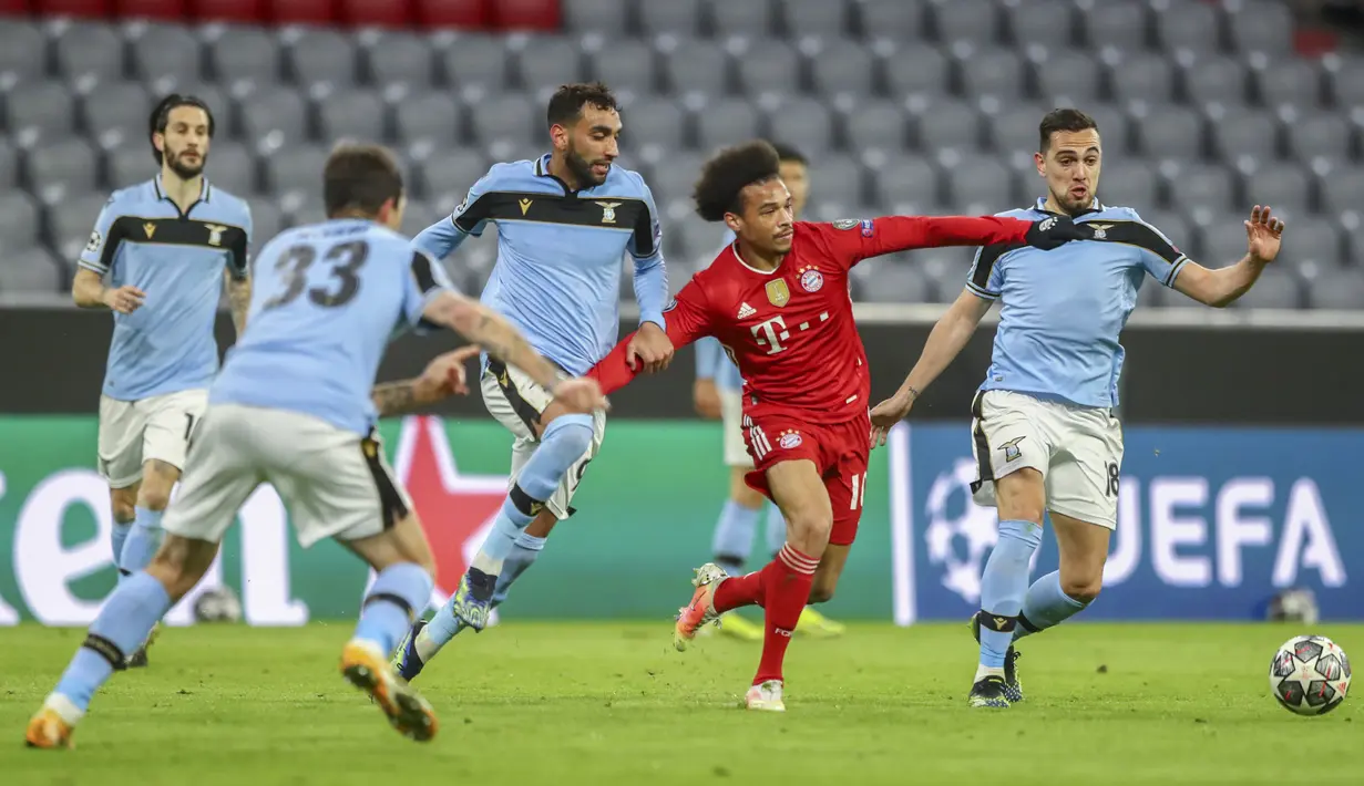 Bek Bayern Munchen, Bouna Sarr (kedua kanan) memperebutkan bola yang dikepung pemain Lazio pada leg kedua babak 16 besar Liga Champions di Allianz Arena, Kamis dinihari WIB (18/3/2021). Bayern Munchen menang 2-1 atas Lazio dan maju ke perempatfinal dengan agregat 6-2. (AP Photo/Matthias Schrader)