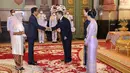 Presiden Joko Widodo dan Iriana Jokowi melakukan royal audience dengan Raja Thailand Maha Vajiralongkorn dan Ratu Suthida Bajrasudhabimalalakshana di Chakri Maha Prasat Throne Hall, Bangkok, Jumat (18/11/2022). Pertemuan ini berlangsung di sela-sela Konferensi Tingkat Tinggi (KTT) APEC 2022. (Foto: Bureau of the Royal Household, Kingdom of Thailand)