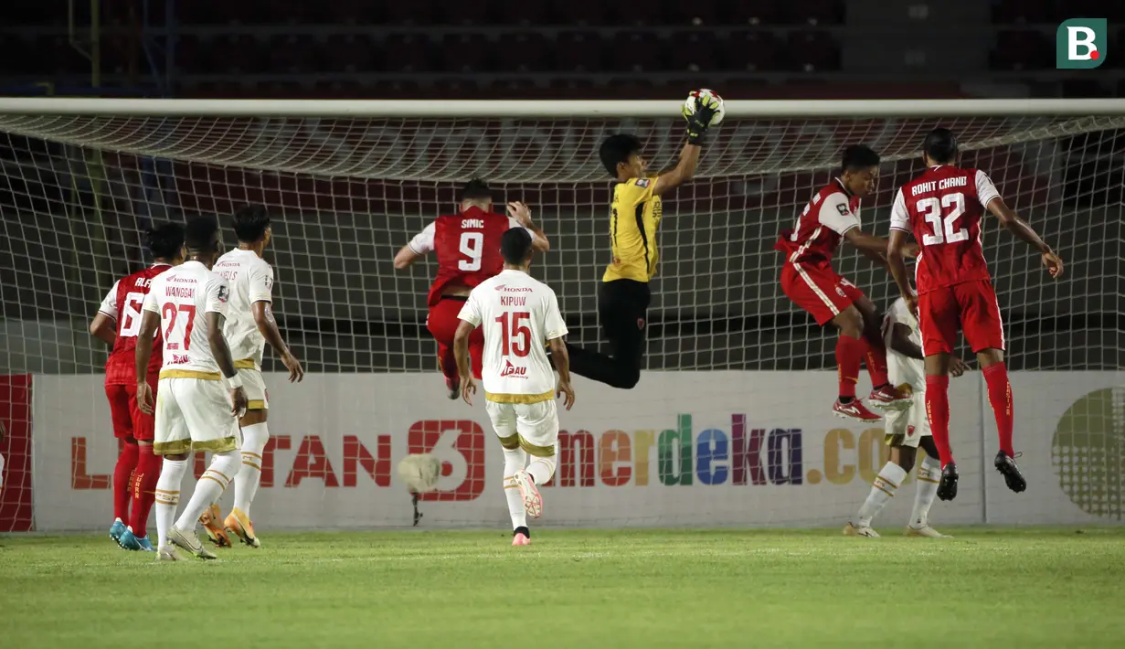 Hilman Syah menjadi aktor penting yang membuat timnya tidak kebobolan dalam laga yang berlangsung di Stadion Manahan, Solo, Minggu (18/4/2021). Duel ini berakhir 0-0 dengan dua penyelamatan yang dilakukan oleh kiper kelahiran 1997 itu. (Foto: Bola.com/Ikhwan Yanuar)