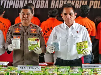 Direktur Tindak Pidana Narkoba Bareskrim Polri Brigjen Pol Krisno Halomoan Siregar (kemeja putih) menunjukkan barang bukti sabu dan  ekstasi di Mabes Polri, Jakarta, Rabu (22/2/2023). Bareskrim Polri menggagalkan upaya peredaran narkotika jenis sabu jaringan Malaysia dengan mengungkap dua kasus peredaran narkotika di wilayah Sulawesi Selatan dan Aceh sepanjang Februari 2023. (Liputan6.com/Angga Yuniar)