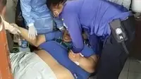Pria berbobot 300 kilogram dievakuasi dengan forklift untuk firawat di Rumah Sakit di Tangerang. (Liputan6.com/Pramita Tristiawati)