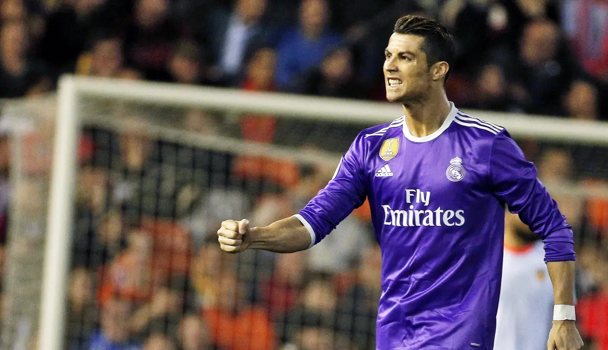 Cristiano Ronaldo (kanan) sempat memperkecil ketinggalan dengan sundulannya saat menerima umpan dari Marcelo pada menit ke 44' pada lanjutan La Liga Spanyol di Mestalla stadium, Valencia, (22/2/2017). (EPA/Manuel Bruque)