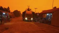 Potret Langit Merah di Jambi Akibat Kabut Asap, Siang Gelap Bak Malam Hari (sumber: Merdeka.com)