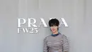 Byeon Woo-seok tampil playful memadukan striped long sleeve top, wide leg jeans, dan sepatu putih, [Dok/Prada]