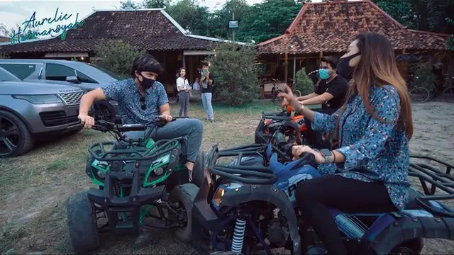 Momen Atta Halilintar dan Aurel Hermansyah Naik ATV di Jogja. (Sumber: YouTube/Aurelie Hermansyah)