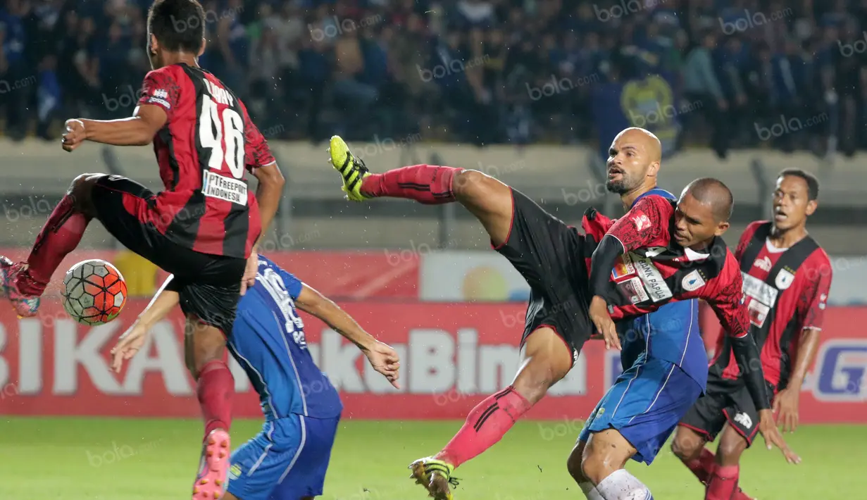 Aksi Ricardo Salampessy (tengah) dengan tendangan kungfu ke arah gawang Persi Bandung pada laga Torabika SC 2016 di Stadion Si Jalak Harupat, Bandung, (12/11/2016). (Bola.com/Nicklas Hanoatubun)