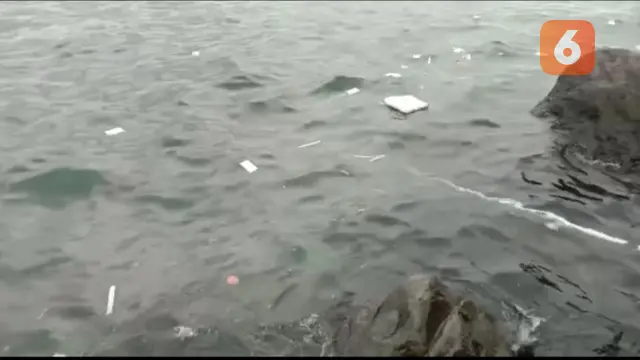 Laut di Kawasan Pelabuhan Ketapang Banyuwangi Tercemar Sampah Kemasan Rapid Test Antigen (Hermawan Arifianto/Liputan6.com)