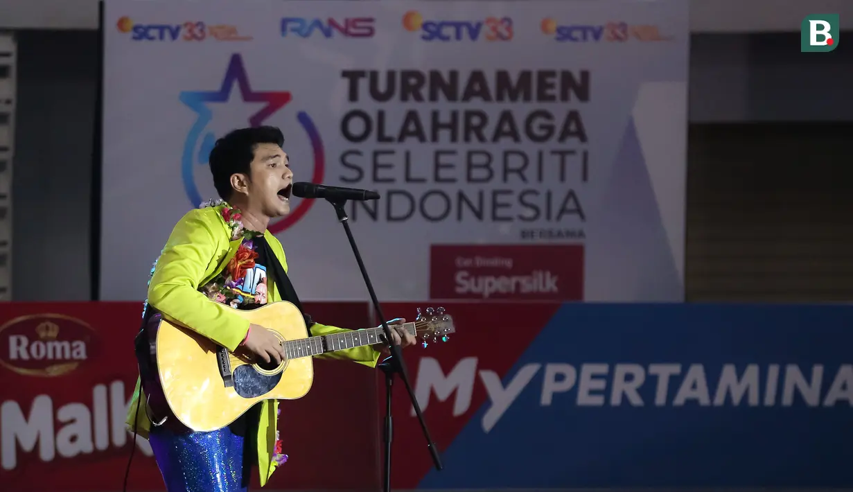Selebritas Aldi Taher menyanyikan lagu Yellow milik Coldplay sebelum laga tenis meja Turnamen Olahraga Selebriti Indonesia (TOSI) melawan Rizky Billar di GOR UNJ, Jakarta, Minggu (16/07/2023). Aldi Taher kalah tiga set langsung dari Rizky Billar dengan skor 12-21, 15-21, 11-21. (Bola.com/Bagaskara Lazuardi)