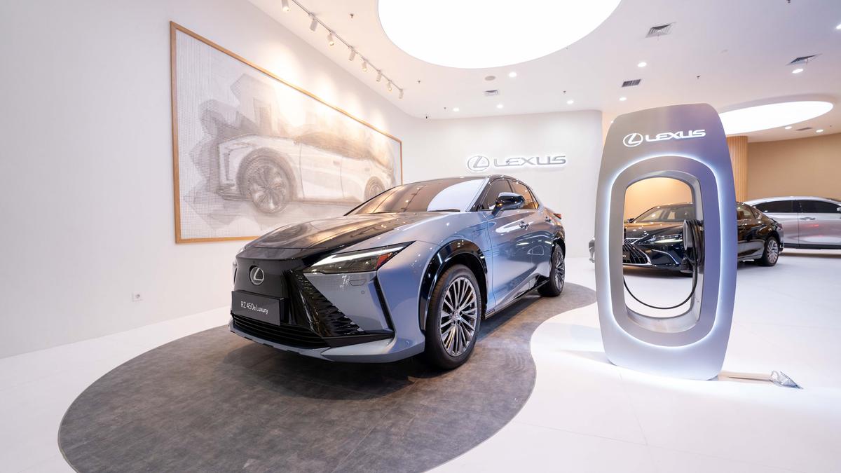 Edukasi Masyarakat, Lexus Buka Booth Kendaraan Listrik di Senayan City