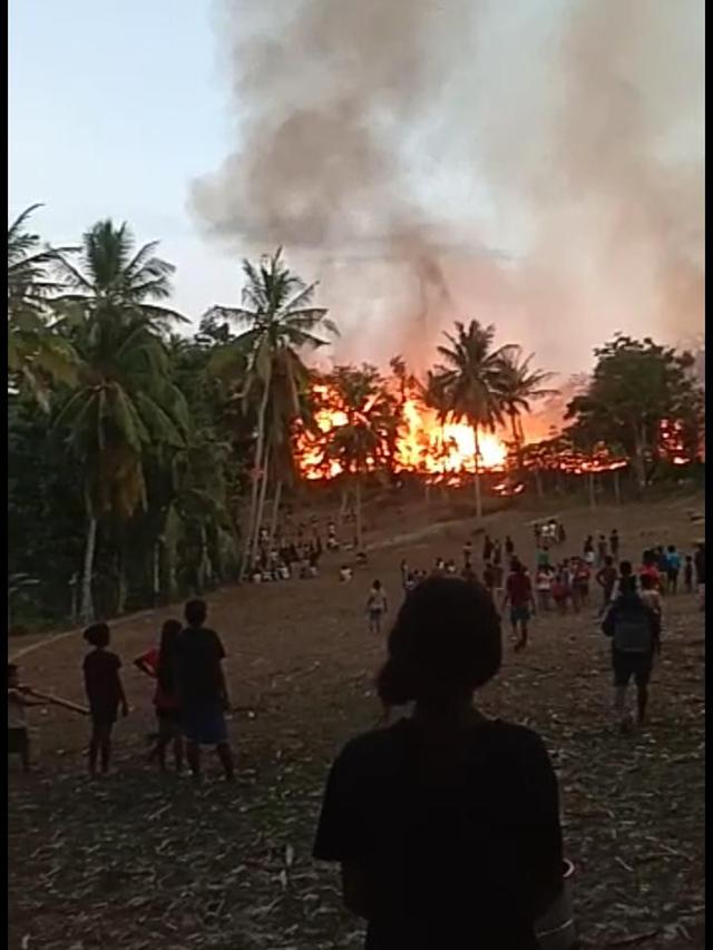 21 rumah adat sumba di Sumbar Barat terbakar, Minggu (10/8/2020). (Foto: Liputan6.com/Istimewa)