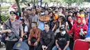 Antrean warga menukar uang pecahan pada mobil kas keliling di Lapangan IRTI Monas, Rabu (7/6). Masyarakat bisa melakukan penukaran uang hingga jumlah maksimal Rp 3,7 juta dan minimal Rp 200 ribu baik tunai maupun nontunai. (Liputan6.com/Angga Yuniar)