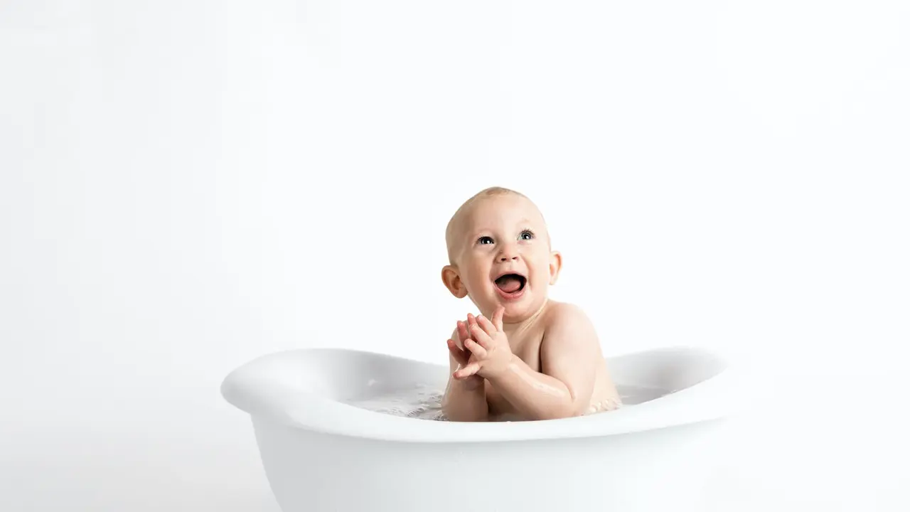 Ilustrasi bayi mandi (pexels)