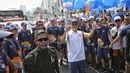 Dirut Bank Mandiri Kartika Wirjoatmodjo membawa obor saat prosesi Torch Relay Asian Games 2018 di Jakarta, Sabtu (18/8). Hari ini merupakan puncak kirab obor Asian Games 2018 dimana api abadi akan berlabuh di Gelora Bung Karno (Liputan6.com/Faizal Fanani)