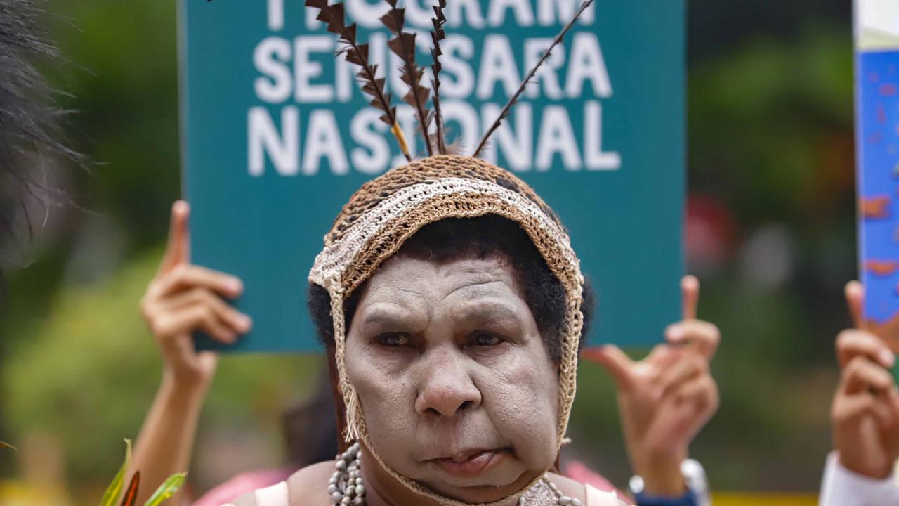 FOTO: Geram PSN Gugat Pasal Proyek Strategis Nasional, Gelar Doa Adat di MK