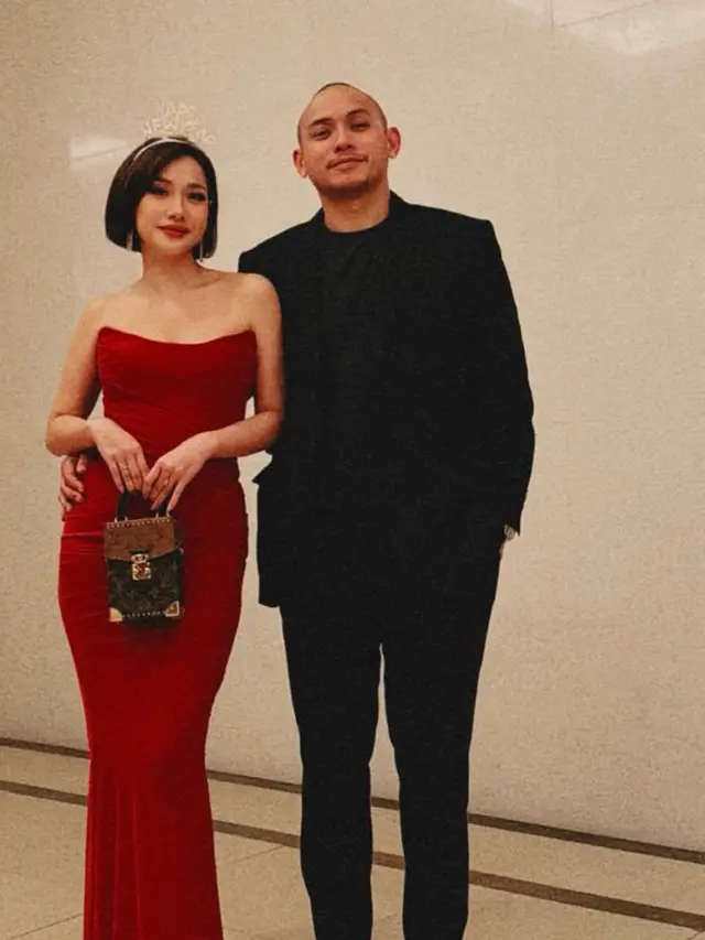 Gaya elegan Bunga Citra Lestari saat Pesta Malam Tahun Baru pakai dress merah. [@itsmebcl]