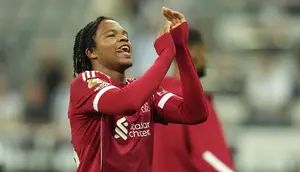 Rio dipercaya tampil pada menit ke-90+6 oleh pelatih Arne Slot untuk menggantikan Cody Gakpo. Kala itu, pertandingan berlangsung dengan skor 2-2. (AP Photo/Jon Super)