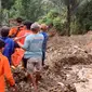 Tanah longsor yang terjadi pada Sabtu, pukul 22.30 Wita itu menewaskan 18 orang yang tersebar di dua titik, yakni 14 di Palangka dan 4 di Lembang Randan Batu. (National Search and Rescue Agency via AP)