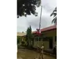 Tangkapan layar video saat sisw Madrasah memanjat tiang bendera demi upacara (Istimewa)