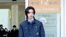 Hyunjin pun tampil dengan look formal casual dengan denim on denim mengenakan jaket dan celana denim panjang biru tuanya. Dihiasi dengan bros daun clover. [Dok. Dior]