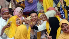 Cagub DKI Jakarta Basuki Tjahaja Purnama (tengah) berfoto bersama warga saat menghadiri ulang tahun Ketua Dewan Pakar Golkar, Agung Laksono di Jakarta, Minggu (26/3). Ketum Golkar Setya Novanto juga terlihat hadir. (Liputan6.com/Helmi Fithriansyah)