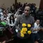 Terdakwa kasus dugaan korupsi pengadaan Chromebook dalam program digitalisasi pendidikan di Kemendikbudristek, Nadiem Anwar Makarim bersama pengemudi ojek online sebelum sidang vonis  di Pengadilan Tipikor, Jakarta, Selasa (30/06/2026). (Kapanlagi.com/Budy Santoso)