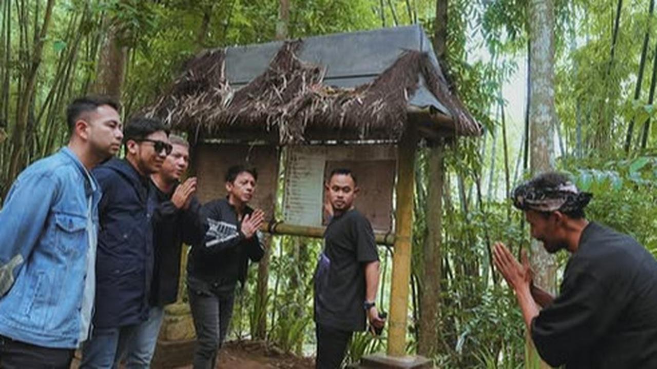 Potret Raffi Ahmad Kunjungi Tomboan Ngawonggo, Nikmati Suasana Unik Khas Pedesaan Bersama The Dudas Minus One