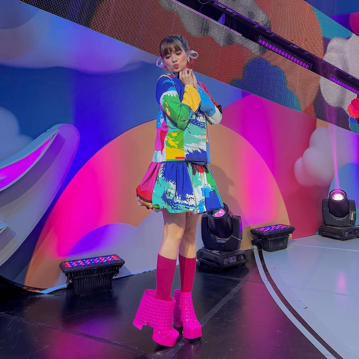 Potret Terbaru Chika Jessica dengan Outfit Warna-Warni, Netizen Salfok Sama Sepatunya