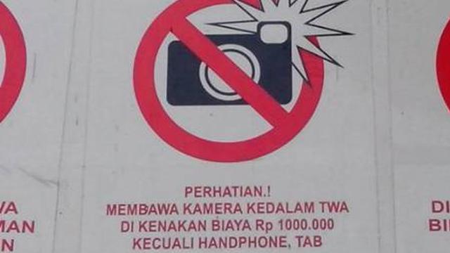 Deretan Spanduk di Taman Bermain Super Kocak, Sukses Bikin Orang Kesal