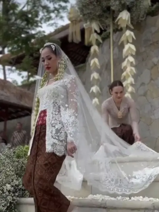 Memilih kebaya putih pendek dengan model potongan klasik, gaya BCL begitu memesona. (Instagram/bcltiko)