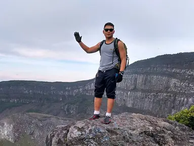 Kader Partai Gerindra, Fernando Wowor berpose saat hiking di Gunung Gede Pangrango. Fernando Wowor merupakan korban tewas tertembak senjata api anggota Brimob berinisial AR di Bogor, Jawa Barat. (Facebook/Fernando Wowor)