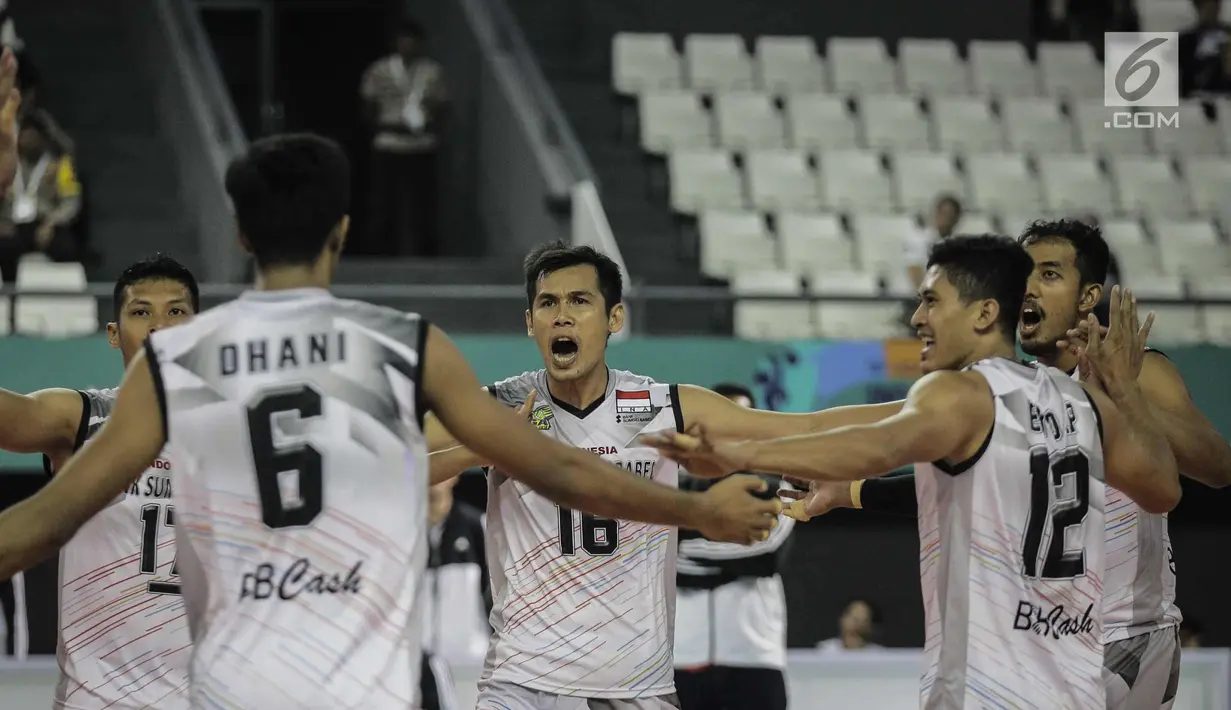 Pemain Timnas Indonesia berselebrasi saat lawan tim bola voli Jepang dalam babak kualifikasi bola voli 18th Asian Games Invitation Tournament di Tennis Indoor Senayan, Jakarta, Senin (12/2). Indonesia menang dengan skor 3-2. (Liputan6.com/Faizal Fanani)