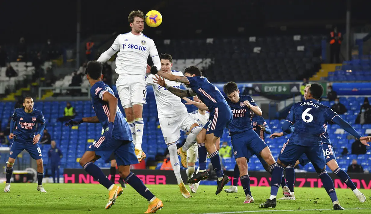 Pemain Leeds United Patrick Bamford melompat untuk mendapatkan bola saat menghadapi Arsenal pada pertandingan Liga Premier Inggris di Stadion Elland Road, Leeds, Inggris, Minggu (22/11/2020). Pertandingan berakhir dengan skor 0-0. (Paul Ellis/Pool Via AP)