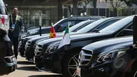 Puluhan mobil mewah untuk delegasi peserta peringatan Konferensi Asia-Afrika (KAA) telah disiapkan di halaman parkir depan Balai Sidang Jakarta Convention Center (JCC), Jakarta, Senin (20/4/2015). (Liputan6.com/Herman Zakharia)