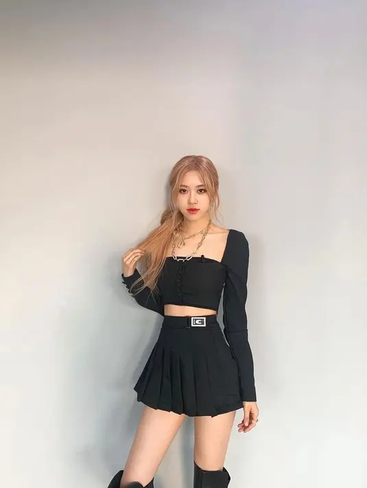 Walaupun terlihat sederhana, gaya low ponytail ampuh memberi sentuhan berkelas pada penampilanmu. (Instagram/roses_are_rosie).