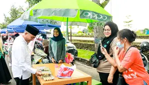 Pj Bupati Musi Banyuasin saat memborong takjil Ramadan di lapak PKL di depan rumdin Bupati Musi Banyuasin Sumsel (Dok. Humas Kominfo Musi Banyuasin / Nefri Inge)