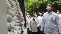 Mensos Juliari P Batubara menyaksikan pencairan Bantuan Sosial Tunai (BST) Tahap VII dan distribusi Bantuan Sosial Beras (BSB) di Surabaya didampingi Wali Kota Surabaya Tri Risma Harini dan Dirut PT Pos Faizal Djoemadi, Rabu (7/10/2020). (Ist)