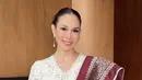 Kebaya yang digunakan memuliki siluet kebaya kurung, yang dimodifikasi sehingga tampilannya lebih anggun.