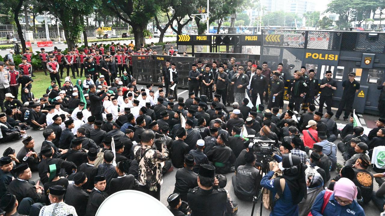 Ribuan pendekar Pagar Nusa dari berbagai provinsi menggelar Aksi Bela Kiai di Jakarta