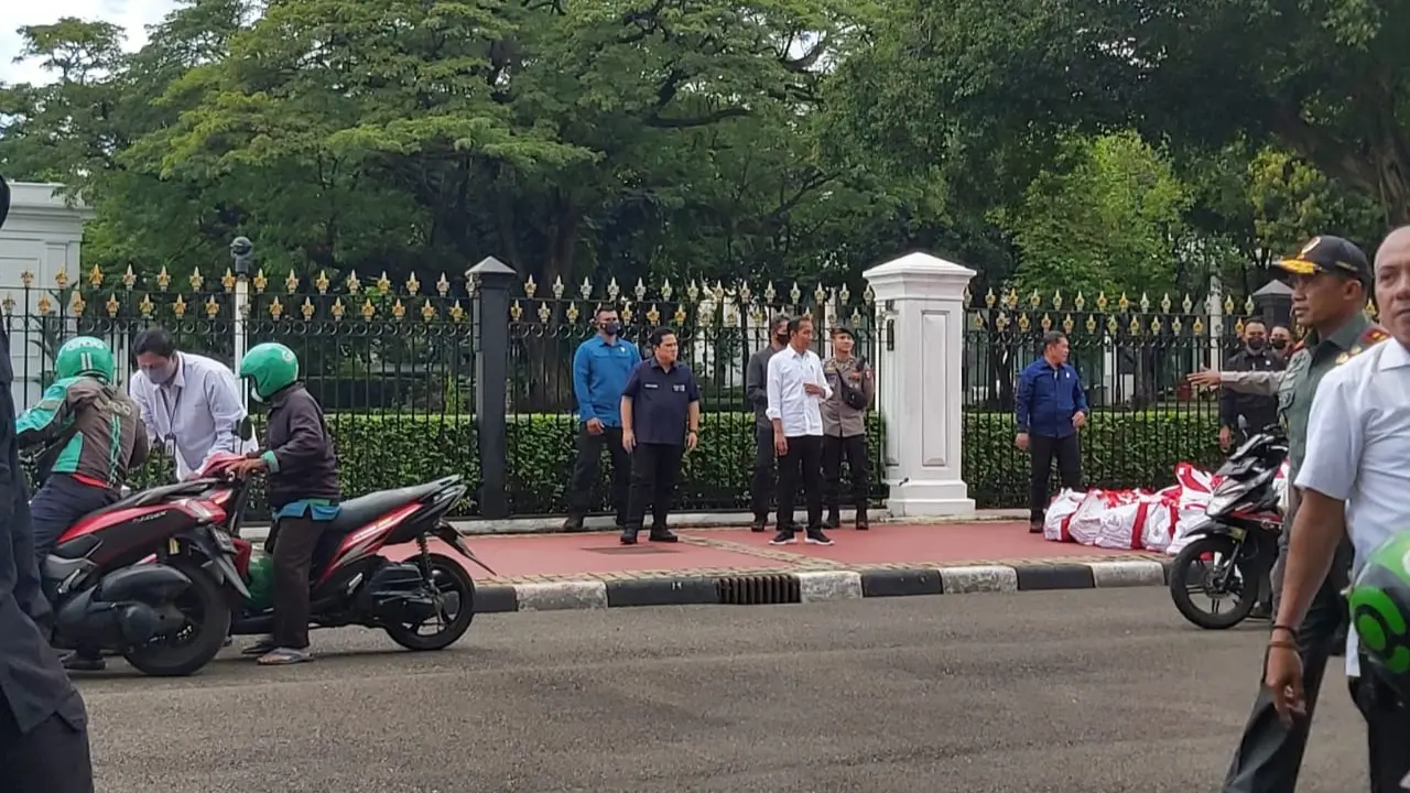 Presiden Jokowi dengan ditemani oleh Menteri BUMN Erick Thohir