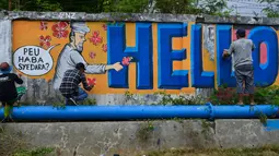 Seniman melukis mural bertulis “Hello Brother” di Banda Aceh, Aceh, Kamis (21/3/2019). Tulisan mural “Hello Brother” sebagai penghormatan seniman Aceh kepada para korban penembakan massal di Christchurch, Selandia Baru. (CHAIDEER MAHYUDDIN/AFP)