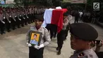 Personel kepolisian membawa jenazah Bripda Imam Gilang Adinata ketika upacara pelepasan di Menteng Dalam, Kamis (25/5). Briptu (anumerta) Imam yang menjadi korban bom Kampung Melayu akan dimakamkan di Klaten, Jawa Tengah. (Liputan6.com/Angga Yuniar)