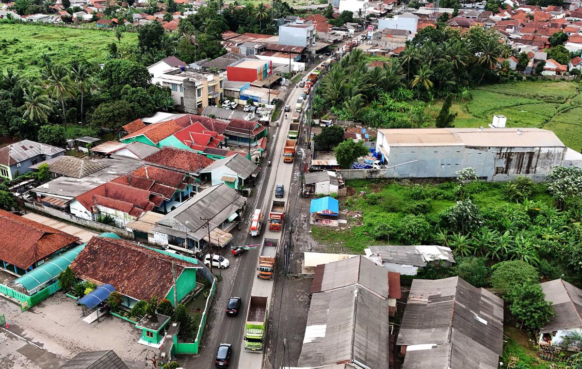 Antrean truk tambang di Parung Panjang
