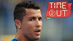 Cristiano Ronaldo menyatakan tidak akan ikut bergabung bersama Jose Mourinho di Manchester United, dia mengaku betah di Real Madrid.