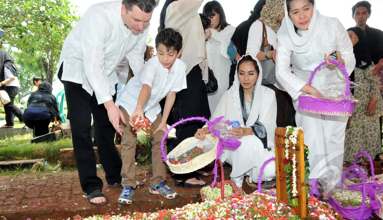 Artis Maudy Koesnaedi didampingi suami dan buah hatinya, Eddy Maliq Meijer saat menghadiri acara pemakaman Ibunda tercinta, Sondari Soemijati di TPU Karet Bivak, Jakarta, Kamis (16/4/2015). (Liputan6.com/Panji Diksana)