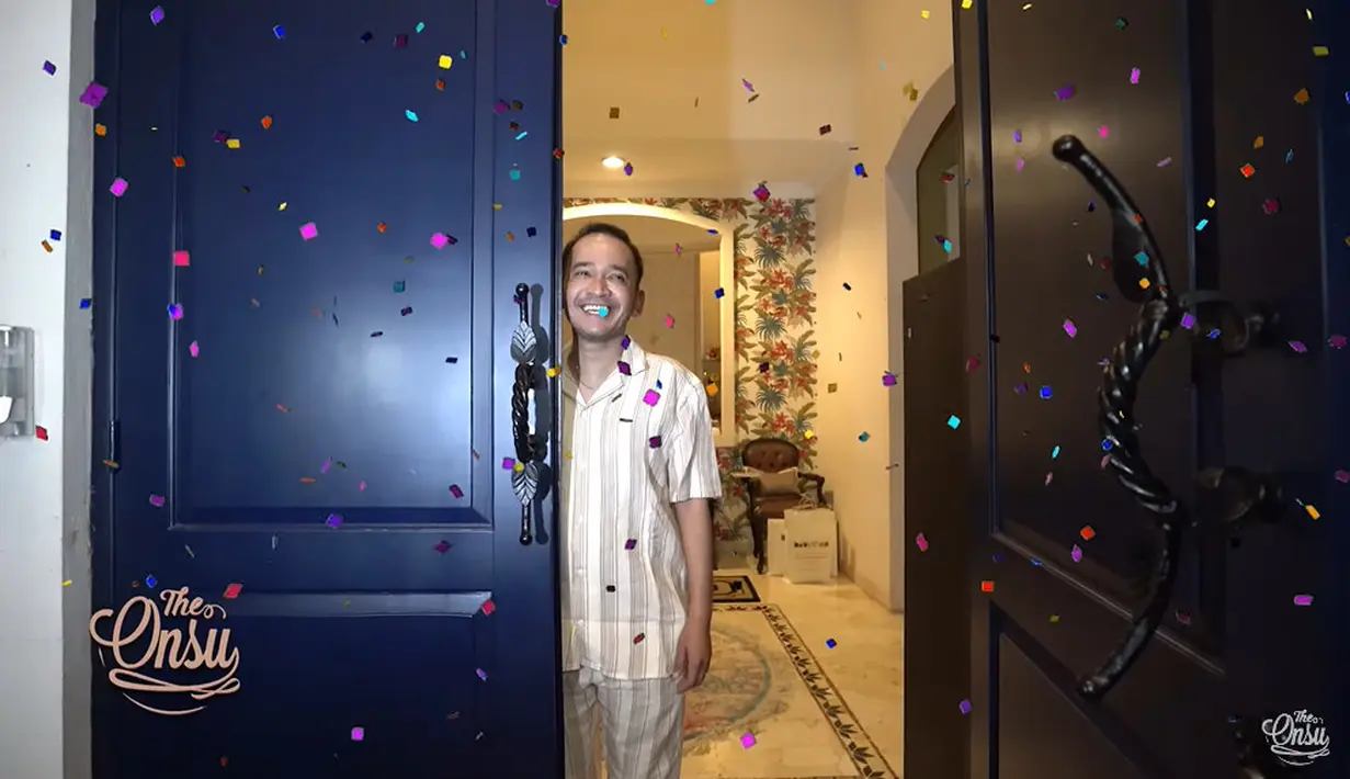Senyum haru Ruben Onsu melihat suprise ulang tahun dari keluarga tercintanya. (Foto: YouTube/ The Onsu Family)